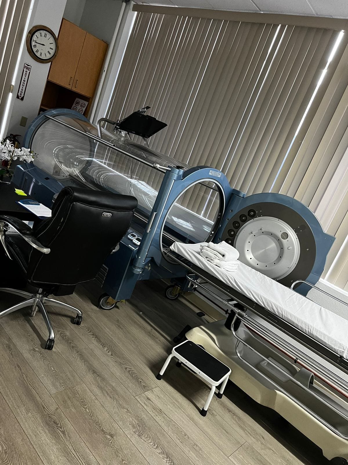 Comfortable HBOT treatment room with chamber and chair at Pacific Hyperbarics — Oceanside
